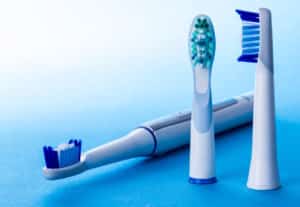 Die elektrische Zahnbürste richtig reinigen