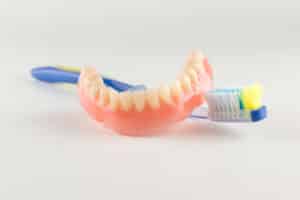 Zahnersatz richtig reinigen - so bleiben die dritten Zähne lange sauber