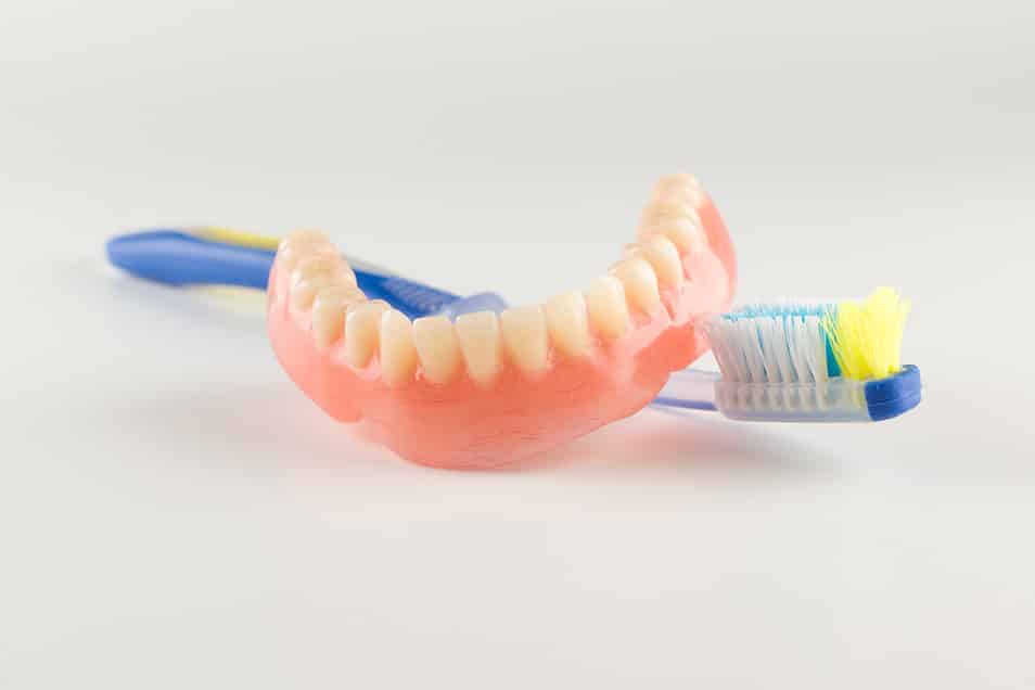 Zahnersatz richtig reinigen - so bleiben die dritten Zähne lange sauber